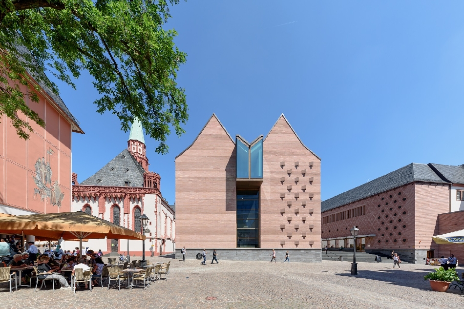 Der neue Eingang und die Neubauten des Historischen Museums vom Römer aus fotografiert mit Café links im Vordergrund und Kirche links hinten