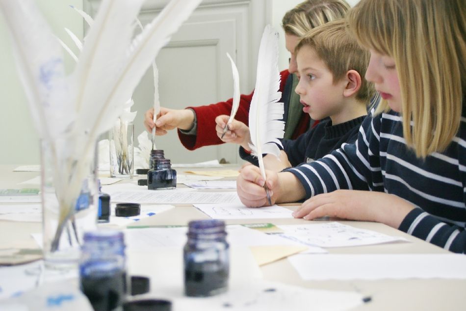  Kinder schreiben mit der Feder im Goethe-Museum