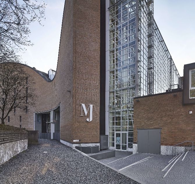 Blick auf den Eingang zum Museum Judengasse und Treppenabgang im Vordergrund