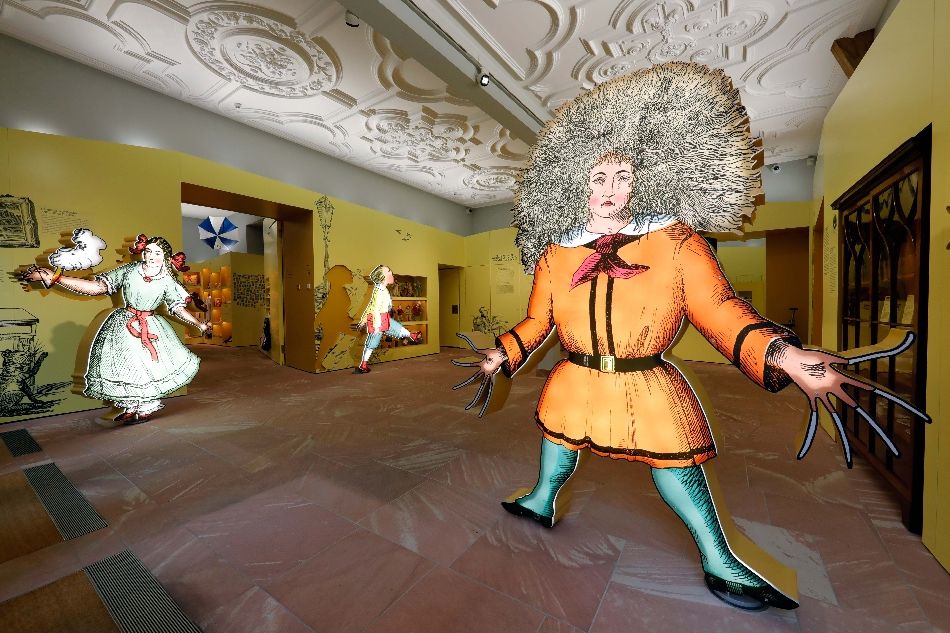 Foyer des Struwwelpeter Museums mit großer Struwwelpeter-Nachbildung im Vordergrund rechts