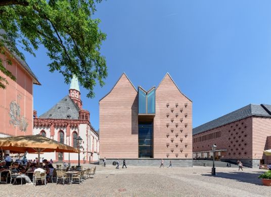 Der neue Eingang und die Neubauten des Historischen Museums vom Römer aus fotografiert mit Café links im Vordergrund und Kirche links hinten