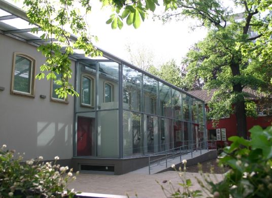 Blick auf den Eingangsbereich des Bibelhaus Erlebnis Museums mit Baum rechts