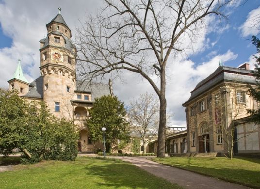 Fassaden der Gebäude des Liebieghauses mit Turm links und Garten im Vordergrund