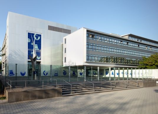 Blick auf das Gebäude der Bundesbank mit dem Eingang zum Geldmuseum auf der linken Seite