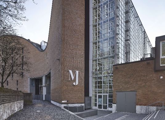 Blick auf den Eingang zum Museum Judengasse und Treppenabgang im Vordergrund