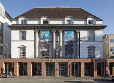 Deutsches Architekturmuseum, Außenansicht auf die Fassade und den Eingang bei Sonnenschaien, Straße im Vordergrund