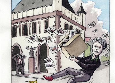 Ina Hartwig trägt einen Stapel Papier ins Museum, einzelne Blätter fliegen davon, es ist eine Karikatur