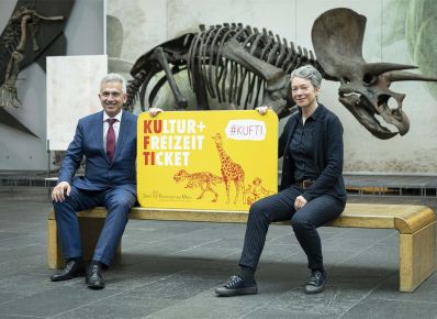 Der Oberbürgermeister Feldmann und die Kulturdezernentin Hartwig sitzen auf einer Bank, zwischen ihnen ein Pappmodell des neuen Kufti.