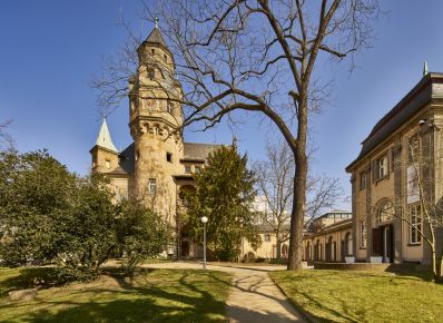 Liebieghaus Skulpturensammlung, Außenansicht auf den Altbau mit Turm und den umgebenden Garten