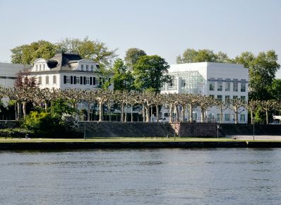 Museum Angewandte Kunst, Außenansicht vom Museumsufer aus fotografiert mit Main im Vordergrund