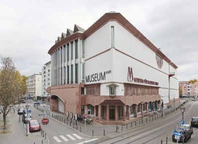 Gebäude mit dem Eingang des MUSEUM MMK und den umgebenden Straßen im Vordergrund