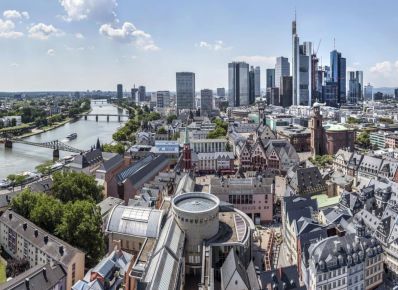 Blick auf die Skyline Frankfurts und den Main links