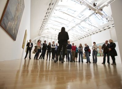 SCHIRN KUNSTHALLE FRANKFURT, Innenansicht mit Gruppe bei einer Führung