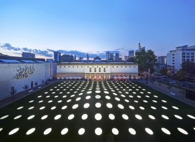  Blick auf das Städel Museum von hinten und den Städel Garten bei Nacht mit der Skyline Frankfurts im Hintergrund