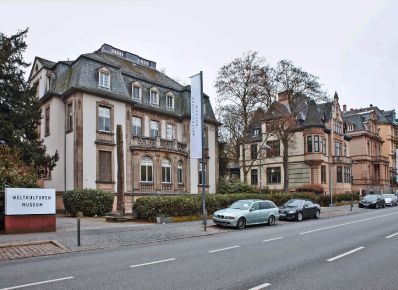 Die Gebäude (Altbau-Villen) des Weltkulturen Museums von der gegenüberliegenden Straßenseite fotografiert und parkenden Autos davor